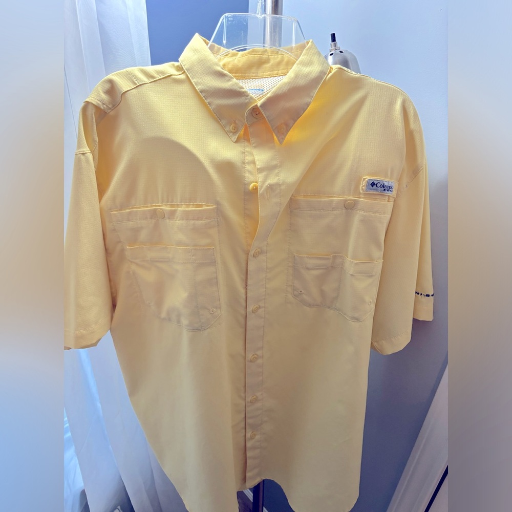 Men’s Columbia Large short sleeve casual shirt, gently worn.